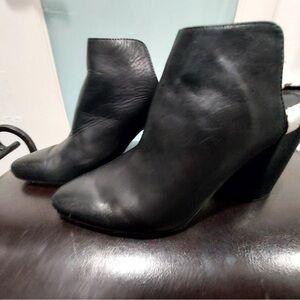 Sleek Black Leather Ankle Boots with Chunky Heel
